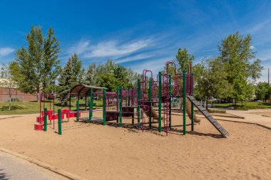 Les Kerr Parkı Saskatoon 'un Orman Korusu mahallesinde yer almaktadır..
