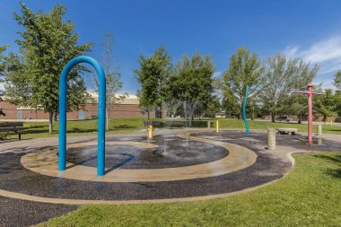 Les Kerr Parkı Saskatoon 'un Orman Korusu mahallesinde yer almaktadır..