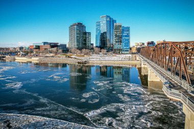 Saskatoonlar 'ın canlı bir hava gösterisi Central Business District' de, Saskatchewanlar 'ın gelişmekte olan metropollerinin titreşimli şehir ritmini ve mimari hünerlerini sergiliyor..
