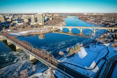 Saskatoonlar 'ın canlı bir hava gösterisi Central Business District' de, Saskatchewanlar 'ın gelişmekte olan metropollerinin titreşimli şehir ritmini ve mimari hünerlerini sergiliyor..