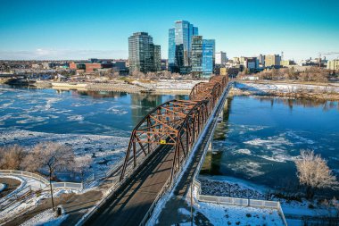 Saskatoonlar 'ın canlı bir hava gösterisi Central Business District' de, Saskatchewanlar 'ın gelişmekte olan metropollerinin titreşimli şehir ritmini ve mimari hünerlerini sergiliyor..