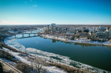Saskatoonlar 'ın canlı bir hava gösterisi Central Business District' de, Saskatchewanlar 'ın gelişmekte olan metropollerinin titreşimli şehir ritmini ve mimari hünerlerini sergiliyor..