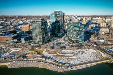 Saskatoonlar 'ın canlı bir hava gösterisi Central Business District' de, Saskatchewanlar 'ın gelişmekte olan metropollerinin titreşimli şehir ritmini ve mimari hünerlerini sergiliyor..