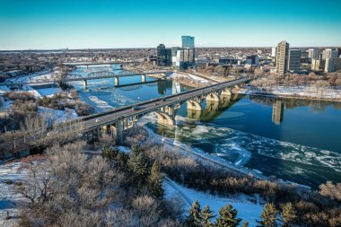 Saskatoonlar 'ın canlı bir hava gösterisi Central Business District' de, Saskatchewanlar 'ın gelişmekte olan metropollerinin titreşimli şehir ritmini ve mimari hünerlerini sergiliyor..