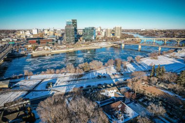 Saskatoonlar 'ın canlı bir hava gösterisi Central Business District' de, Saskatchewanlar 'ın gelişmekte olan metropollerinin titreşimli şehir ritmini ve mimari hünerlerini sergiliyor..