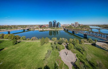 Saskatoonlar 'ın canlı bir hava gösterisi Central Business District' de, Saskatchewanlar 'ın gelişmekte olan metropollerinin titreşimli şehir ritmini ve mimari hünerlerini sergiliyor..