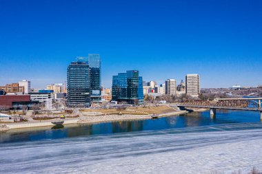 Saskatoonlar 'ın canlı bir hava gösterisi Central Business District' de, Saskatchewanlar 'ın gelişmekte olan metropollerinin titreşimli şehir ritmini ve mimari hünerlerini sergiliyor..