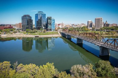 Saskatoonlar 'ın canlı bir hava gösterisi Central Business District' de, Saskatchewanlar 'ın gelişmekte olan metropollerinin titreşimli şehir ritmini ve mimari hünerlerini sergiliyor..