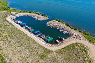 Saskatoon 'daki Skyview Gayrimenkul' ün hava dehası, lüks tasarımını ve Saskatchewan gökyüzüne karşı evlerin dingin simetrisini gözler önüne seriyor.
