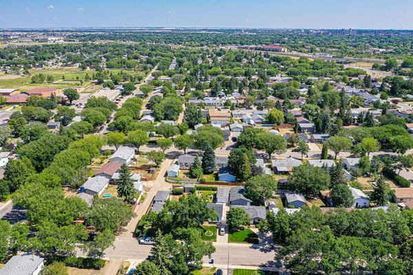 Saskatoon 'da Westview' da bir hava turuna katılın, özgün şehir özünü ve Saskatchewan 'ın genişleyen güzelliğini yakalayın.