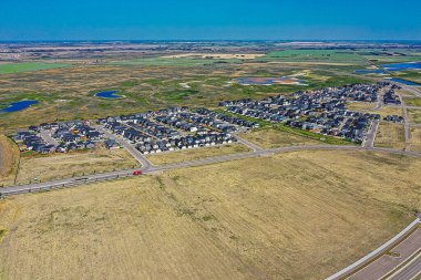 Saskatchewan 'ın yemyeşil duvar halısıyla sarmalanmış modern tasarım, Saskatchewan' daki Aspen Tepesi üzerinde nefes kesici bir gökyüzü yolculuğu.