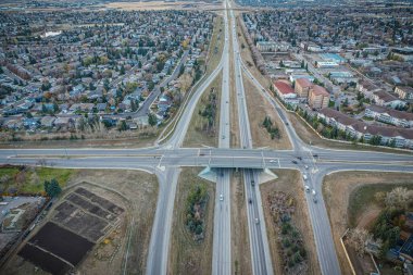 Saskatchewan 'daki Wildwood' da kuş gözü gezisi, Saskatchewan 'ın geniş güzelliğinin çerçevelediği sakin yerleşim yerlerini gözler önüne seriyor..