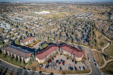 Saskatchewan 'daki Wildwood' da kuş gözü gezisi, Saskatchewan 'ın geniş güzelliğinin çerçevelediği sakin yerleşim yerlerini gözler önüne seriyor..