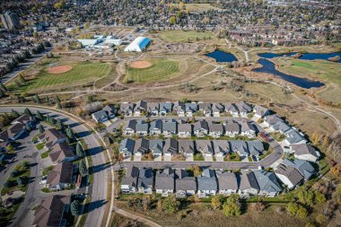 Saskatchewan 'daki Wildwood' da kuş gözü gezisi, Saskatchewan 'ın geniş güzelliğinin çerçevelediği sakin yerleşim yerlerini gözler önüne seriyor..