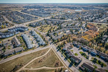 Saskatchewan 'daki Wildwood' da kuş gözü gezisi, Saskatchewan 'ın geniş güzelliğinin çerçevelediği sakin yerleşim yerlerini gözler önüne seriyor..