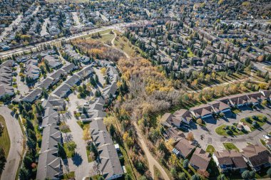 Saskatchewan 'daki Wildwood' da kuş gözü gezisi, Saskatchewan 'ın geniş güzelliğinin çerçevelediği sakin yerleşim yerlerini gözler önüne seriyor..