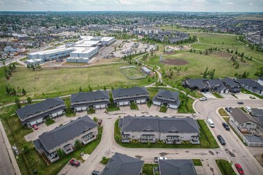 Saskatoons 'un batı yakasındaki ilk banliyö olan Hampton Village' ın havadan görünüşü köy kavramından sonra modellenmiştir..