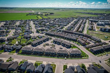 Willowgrove 'un yükseltilmiş panoraması, modern estetik gösterileri... yemyeşil, zengin Saskatoonlar' ın banliyö güzelliği ile iç içe geçmiş.