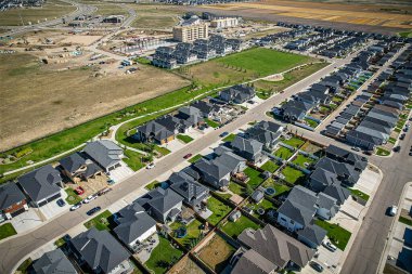 Saskatchewanlar 'ın eşsiz şehir planlarını ve doğal güzelliklerini gözler önüne sererek Saskatoon' daki Evergreen mahallesine göz alıcı kuş bakışı bakış açısı kazandırıyor..