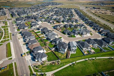 Saskatchewanlar 'ın eşsiz şehir planlarını ve doğal güzelliklerini gözler önüne sererek Saskatoon' daki Evergreen mahallesine göz alıcı kuş bakışı bakış açısı kazandırıyor..