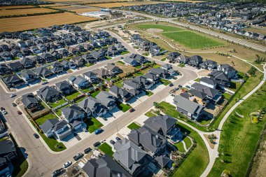 Saskatchewanlar 'ın eşsiz şehir planlarını ve doğal güzelliklerini gözler önüne sererek Saskatoon' daki Evergreen mahallesine göz alıcı kuş bakışı bakış açısı kazandırıyor..