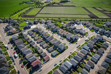 Willowgrove 'un yükseltilmiş panoraması, modern estetik gösterileri... yemyeşil, zengin Saskatoonlar' ın banliyö güzelliği ile iç içe geçmiş.