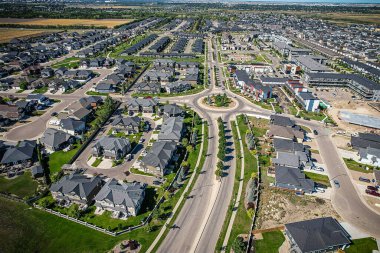 Saskatchewanlar 'ın eşsiz şehir planlarını ve doğal güzelliklerini gözler önüne sererek Saskatoon' daki Evergreen mahallesine göz alıcı kuş bakışı bakış açısı kazandırıyor..