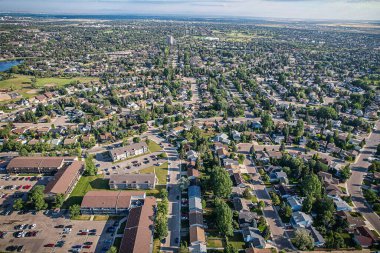 Saskatoon 'da Lakeview üzerinde süzülen bu kuş bakışı görüntüler mahalleleri, sakin suları, yeşil parkları ve Saskatchewan' ın dingin ritmini büyütür.