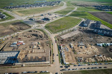 Saskatchewanlar 'ın eşsiz şehir planlarını ve doğal güzelliklerini gözler önüne sererek Saskatoon' daki Evergreen mahallesine göz alıcı kuş bakışı bakış açısı kazandırıyor..