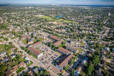Saskatoon 'da Lakeview üzerinde süzülen bu kuş bakışı görüntüler mahalleleri, sakin suları, yeşil parkları ve Saskatchewan' ın dingin ritmini büyütür.