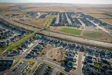 Saskatchewanlar 'ın eşsiz şehir planlarını ve doğal güzelliklerini gözler önüne sererek Saskatoon' daki Evergreen mahallesine göz alıcı kuş bakışı bakış açısı kazandırıyor..