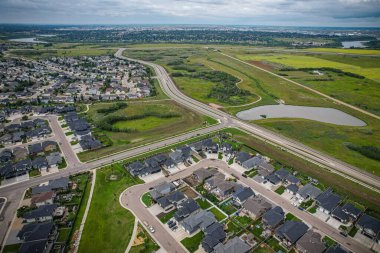 Saskatchewanlar 'ın eşsiz şehir planlarını ve doğal güzelliklerini gözler önüne sererek Saskatoon' daki Evergreen mahallesine göz alıcı kuş bakışı bakış açısı kazandırıyor..