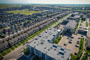 Saskatchewanlar 'ın eşsiz şehir planlarını ve doğal güzelliklerini gözler önüne sererek Saskatoon' daki Evergreen mahallesine göz alıcı kuş bakışı bakış açısı kazandırıyor..