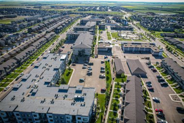 Saskatchewanlar 'ın eşsiz şehir planlarını ve doğal güzelliklerini gözler önüne sererek Saskatoon' daki Evergreen mahallesine göz alıcı kuş bakışı bakış açısı kazandırıyor..