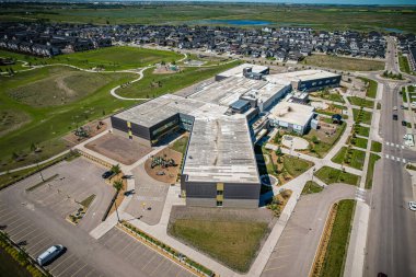 Saskatchewanlar 'ın eşsiz şehir planlarını ve doğal güzelliklerini gözler önüne sererek Saskatoon' daki Evergreen mahallesine göz alıcı kuş bakışı bakış açısı kazandırıyor..