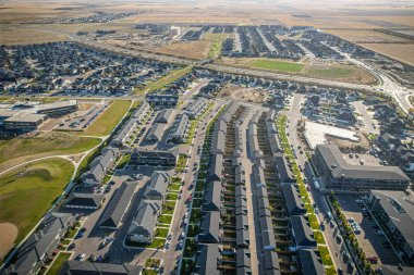 Saskatchewanlar 'ın eşsiz şehir planlarını ve doğal güzelliklerini gözler önüne sererek Saskatoon' daki Evergreen mahallesine göz alıcı kuş bakışı bakış açısı kazandırıyor..