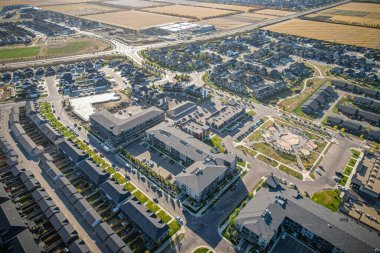 Saskatchewanlar 'ın eşsiz şehir planlarını ve doğal güzelliklerini gözler önüne sererek Saskatoon' daki Evergreen mahallesine göz alıcı kuş bakışı bakış açısı kazandırıyor..