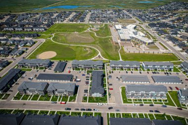 Saskatchewanlar 'ın eşsiz şehir planlarını ve doğal güzelliklerini gözler önüne sererek Saskatoon' daki Evergreen mahallesine göz alıcı kuş bakışı bakış açısı kazandırıyor..