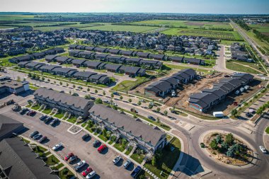 Saskatchewanlar 'ın eşsiz şehir planlarını ve doğal güzelliklerini gözler önüne sererek Saskatoon' daki Evergreen mahallesine göz alıcı kuş bakışı bakış açısı kazandırıyor..