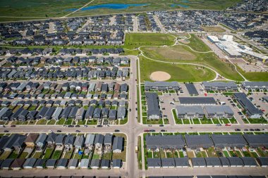 Saskatchewanlar 'ın eşsiz şehir planlarını ve doğal güzelliklerini gözler önüne sererek Saskatoon' daki Evergreen mahallesine göz alıcı kuş bakışı bakış açısı kazandırıyor..