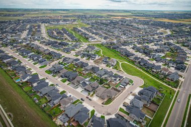 Saskatchewanlar 'ın eşsiz şehir planlarını ve doğal güzelliklerini gözler önüne sererek Saskatoon' daki Evergreen mahallesine göz alıcı kuş bakışı bakış açısı kazandırıyor..