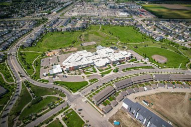 Willowgrove 'un yükseltilmiş panoraması, modern estetik gösterileri... yemyeşil, zengin Saskatoonlar' ın banliyö güzelliği ile iç içe geçmiş.