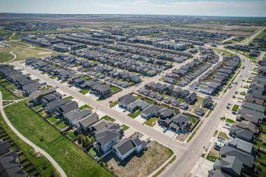 Saskatchewanlar 'ın eşsiz şehir planlarını ve doğal güzelliklerini gözler önüne sererek Saskatoon' daki Evergreen mahallesine göz alıcı kuş bakışı bakış açısı kazandırıyor..