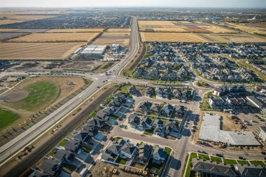 Saskatchewanlar 'ın eşsiz şehir planlarını ve doğal güzelliklerini gözler önüne sererek Saskatoon' daki Evergreen mahallesine göz alıcı kuş bakışı bakış açısı kazandırıyor..