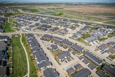 Saskatchewanlar 'ın eşsiz şehir planlarını ve doğal güzelliklerini gözler önüne sererek Saskatoon' daki Evergreen mahallesine göz alıcı kuş bakışı bakış açısı kazandırıyor..