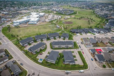 Saskatoons 'un batı yakasındaki ilk banliyö olan Hampton Village' ın havadan görünüşü köy kavramından sonra modellenmiştir..