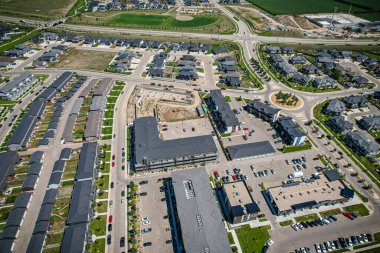 Saskatchewanlar 'ın eşsiz şehir planlarını ve doğal güzelliklerini gözler önüne sererek Saskatoon' daki Evergreen mahallesine göz alıcı kuş bakışı bakış açısı kazandırıyor..