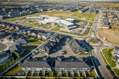Saskatchewanlar 'ın eşsiz şehir planlarını ve doğal güzelliklerini gözler önüne sererek Saskatoon' daki Evergreen mahallesine göz alıcı kuş bakışı bakış açısı kazandırıyor..