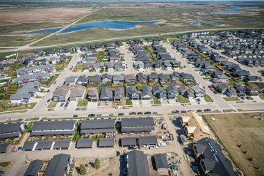 Saskatchewanlar 'ın eşsiz şehir planlarını ve doğal güzelliklerini gözler önüne sererek Saskatoon' daki Evergreen mahallesine göz alıcı kuş bakışı bakış açısı kazandırıyor..