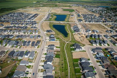 Batı Saskatoon, Saskatchewan, Kanada 'da yer alan Kensington' ın 2013 yılında inşaata başlayan hava manzarası